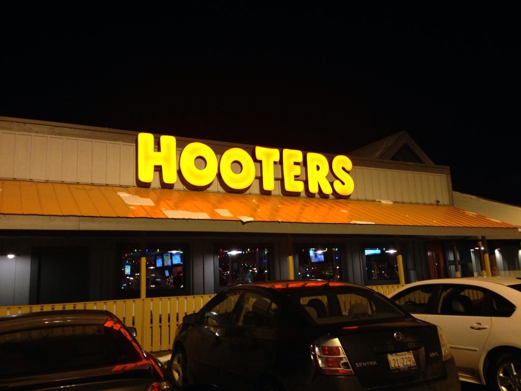 Hooters Downers Grove