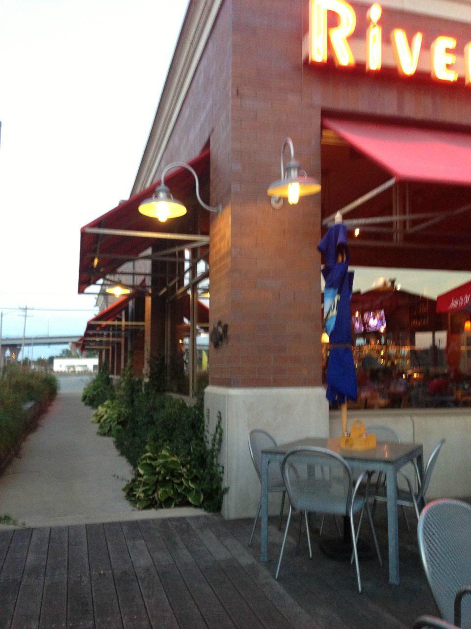 Riverfront Pizzeria Bar & Grll